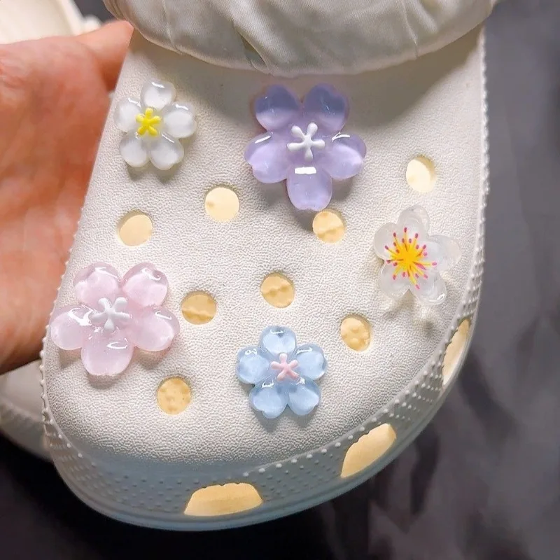 مجموعة 10 قطع من زينة الأحذية DIY زهور ملونة ثلاثية الأبعاد لصنادل وشباشب الصيف وإكسسوارات الأحذية النسائية