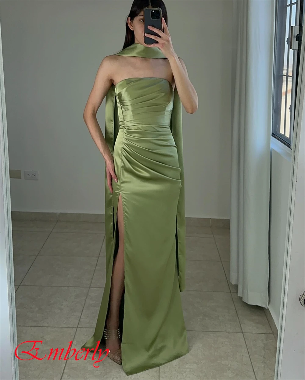 Maßgeschneidertes formelles trägerloses Abendkleid aus Satin, klassisches ärmelloses Promi-Kleid, hochwertige Seitenschlitz-Kleider für besondere Anlässe