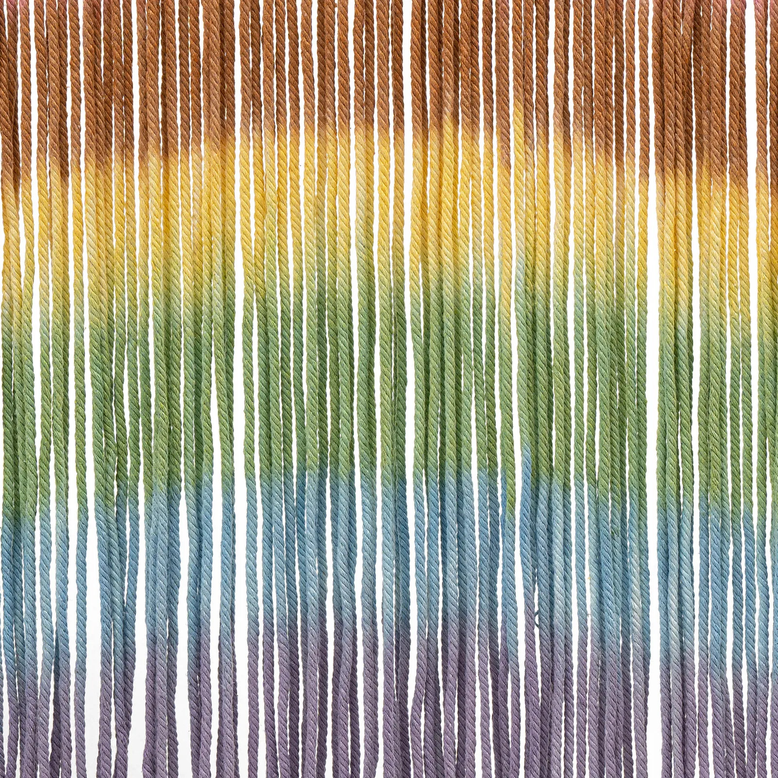 Colgante de pared de macramé arcoíris (109x70cm): cuerda de algodón + madera (hecho a mano/tinte con lazo), montado en la pared (gancho incluido), cubre arañazos de pared