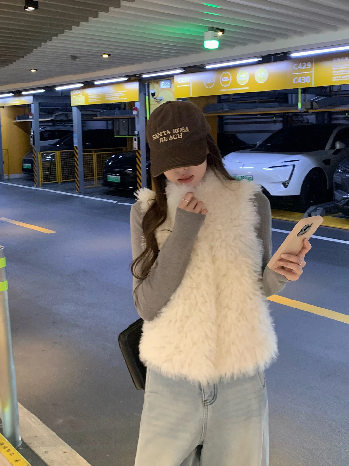 

Белый жилет из меха ягненка для женщин, утепленный, из кожи и меха, короткое пальто-куртка, зимнее теплое, из полиэфирного волокна