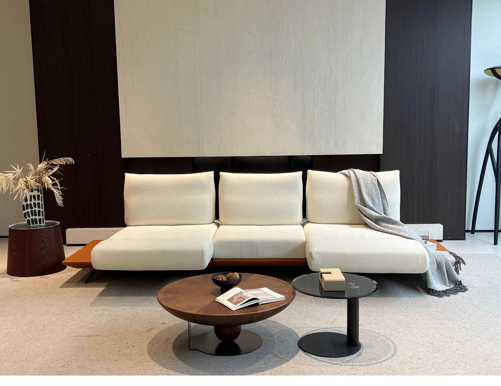 

hhFactory High Quality Designer Living Room Sofa Plush Upholstery Stylish Accents for Luxury Home Interiors room sofa*