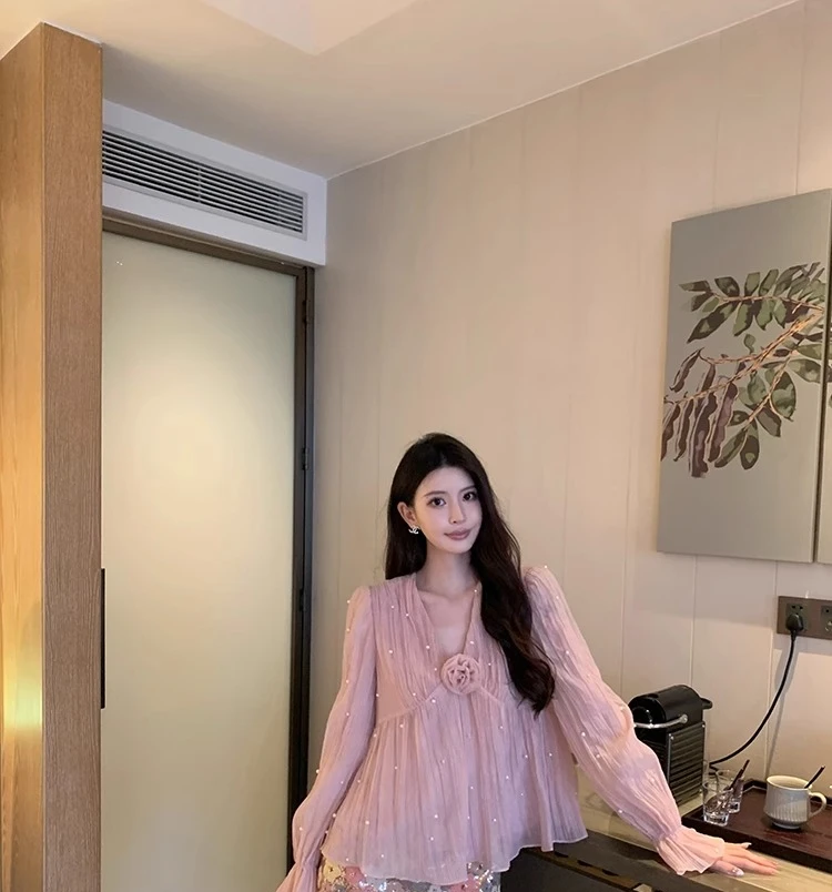 Feminine V-neck Shirts Women's 2025 Spring New High-end Fashion Temperament Shirt Ladies Simple Bead Long-sleeve Pullover Tops