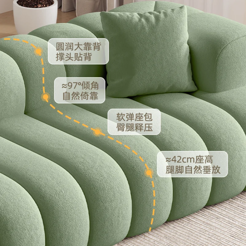 أريكة منتفخة من جلد الغنم الفرنسي الأنيق لغرفة المعيشة الحديثة الصغيرة مع تصميم بسيط وأثاث مستقيم لتخطيط ثلاثة أشخاص