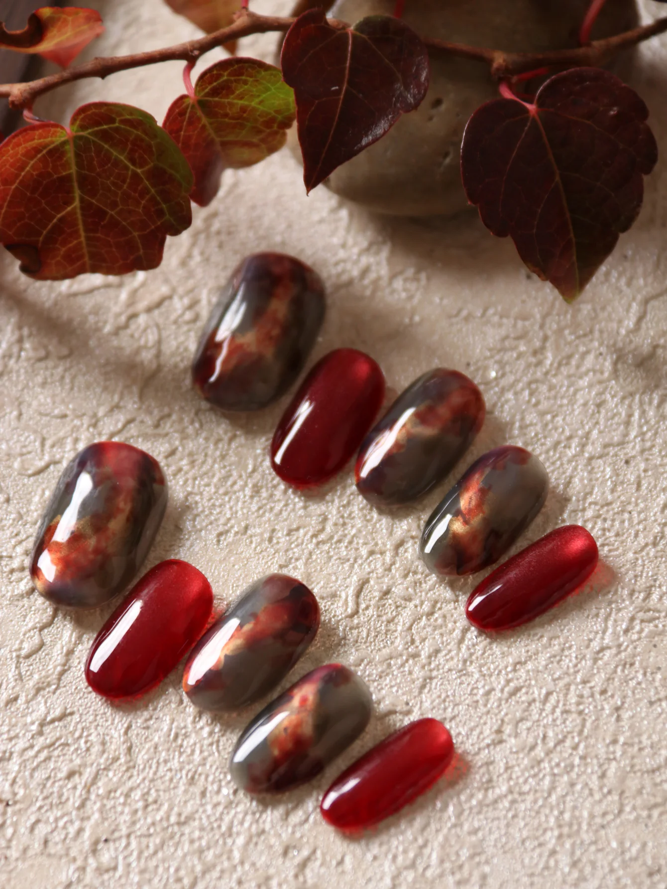10Pcs Press on Nails Short Red Halation Green Cat's Eye Fake Nails Includes 1 Sheet of Adhesive Tabs & 1 Pc Mini File