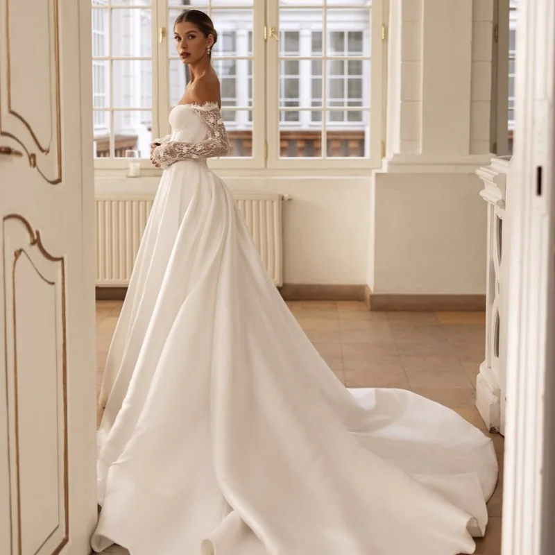 カスタマイズされたサテンアイボリーホワイトボールガウンロイヤルウェディングドレス恋人クリスタルロングテールアップリケデカールメイドローブデ