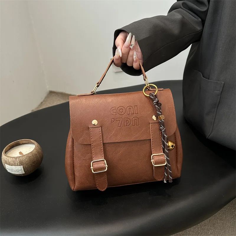 mochila-feminina-casual-retro-estilo-universitario-grande-capacidade-cor-solida-simples-com-pingente-para-uso-diario