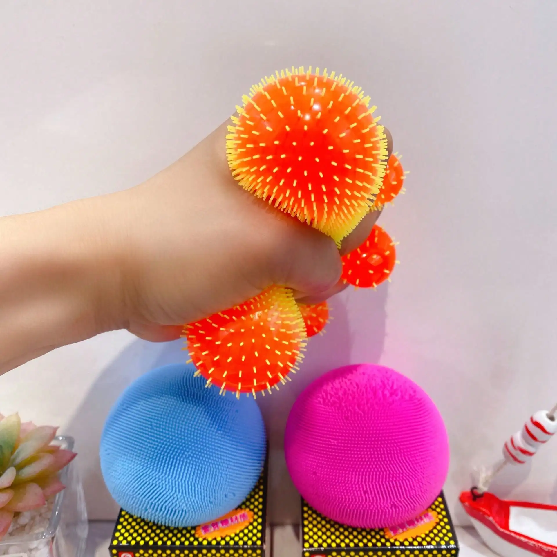 1pc Color‑Changing Furry Mochi Squeeze Toy, Random Color, Gift for Birthday Holiday Halloween Christmas Game Lovers