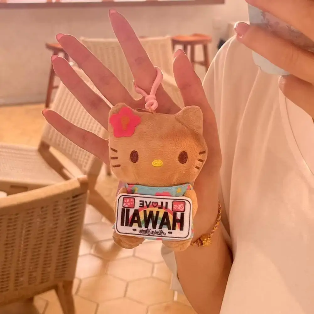 Sanrio peau noire soulève un signe Hello Kitty fille peluche poupée jouet sac à dos pendentif polyvalent décoration à la mode cadeau d'anniversaire