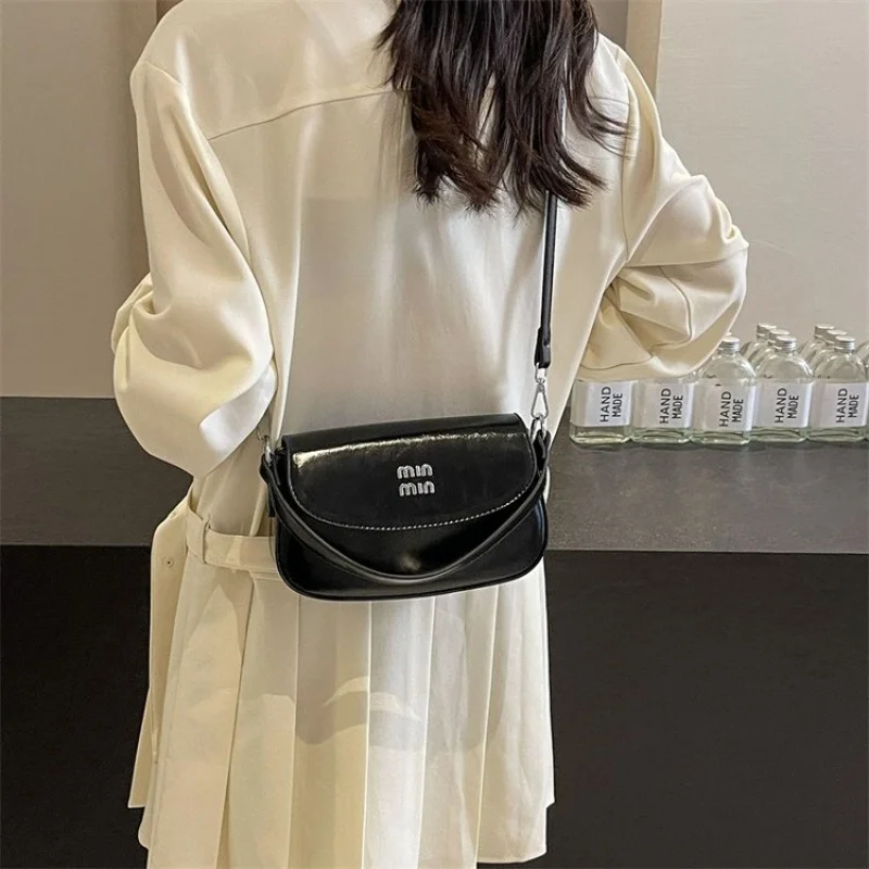 

Дышащая перфорированная летняя сумка-тоут для женщин. Дизайнерская кожаная сумка с современными вырезами.