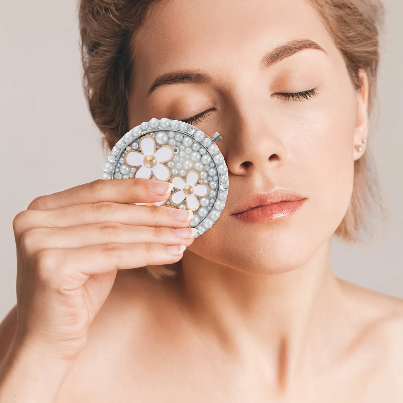 

Карманное зеркало для женщин с цветочным дизайном и жемчужной отделкой, складное, двустороннее, с 2-кратным увеличением, HD-стекло, миниатюрное, компактное