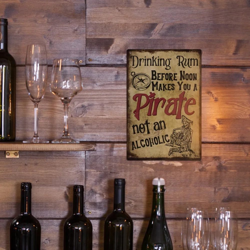 „Drinking Rum Before Noon Makes You a Pirate, Not an Alcoholic“ – 1 Stück rustikales Vintage-Metallblechschild |