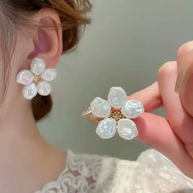 Irregular White Pearl Flower Earrings for Women Girl Sweet Romantic Golden Bead Petal Stud Earrings Statement Jewelry Wholesale