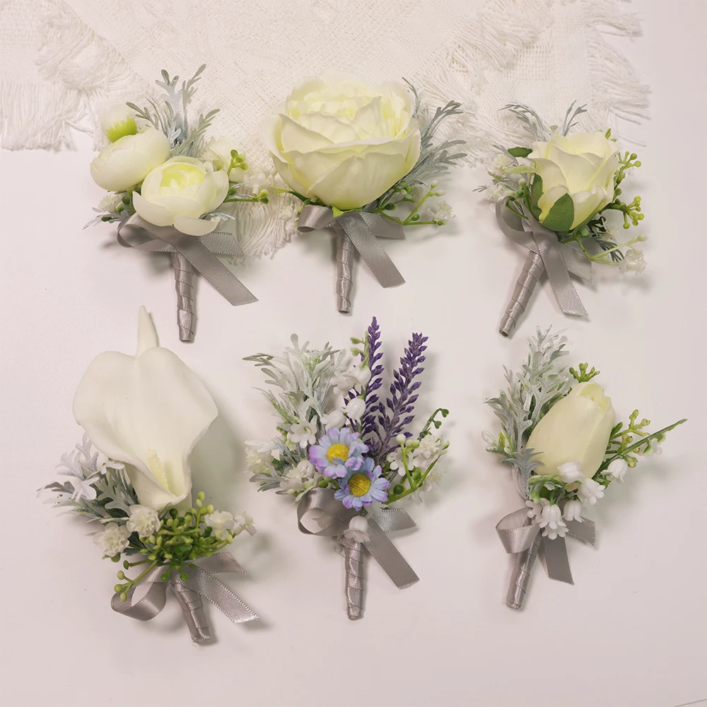 Elfenbeinfarbene Boutonniere, kleine Blume und Blätter für den Bräutigam, Boutonniere, Hochzeitsaccessoires und Hochzeitsdekoration