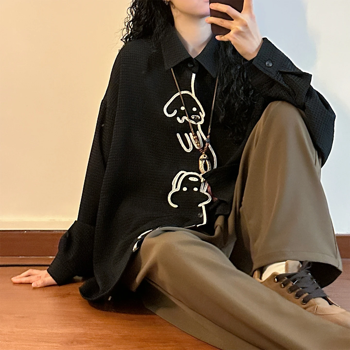 

Ретро-американская женская свободная блузка с вышивкой милой мультяшной собаки, универсальный топ с длинным рукавом, весна 2026, повседневная модная женская одежда