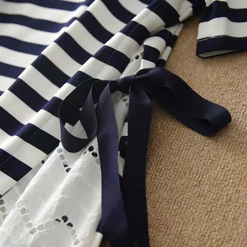 Modieuze gestreepte kanten dames losse trui-jurk met korte mouwen en contrasterende kleur met ronde hals