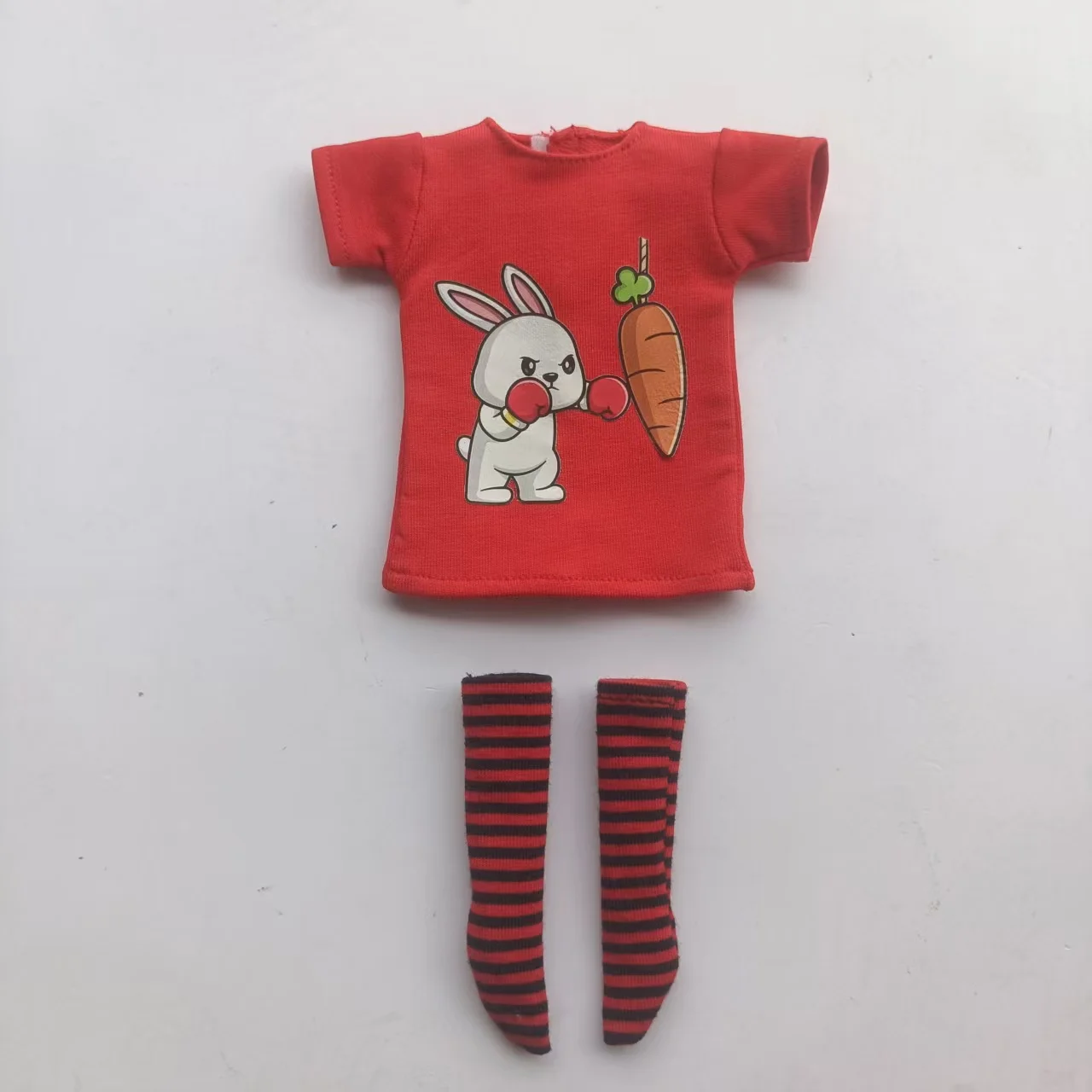 Handgefertigte OB24 1/6 Puppenkleidung, Cartoon-Print Kurzarm-T-Shirt + gestreifte Socken, kann als Zubehör für 1/6 Puppen verwendet werden. – Detail 5