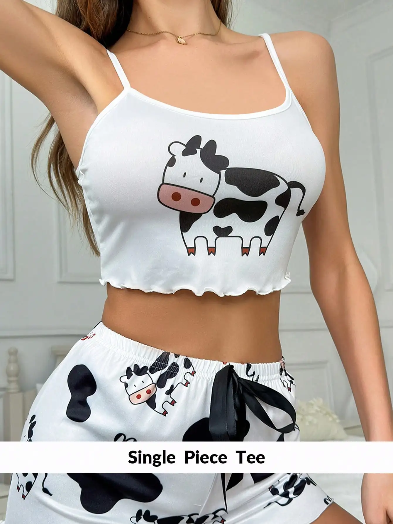 

Женская белая майка с коровьим принтом, с рюшами по низу и тонкими бретелями
