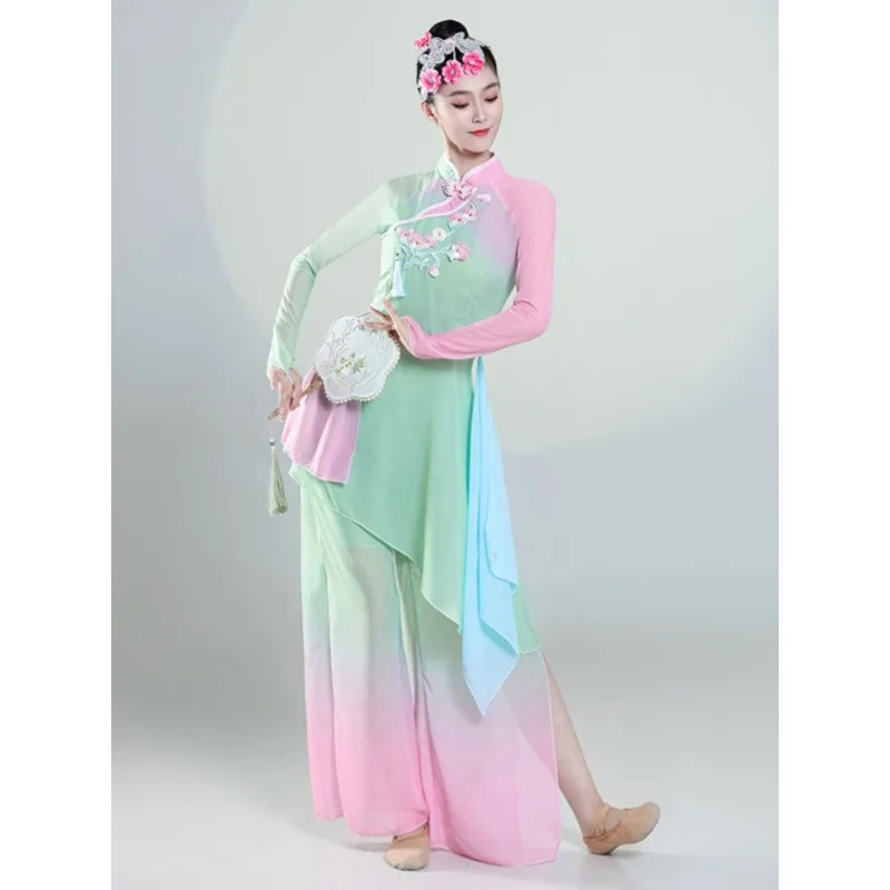 New Gradient Classical Dance Performance Dress for Women, Flowing and Elegant with A Delicate and Rich Makeup Look.