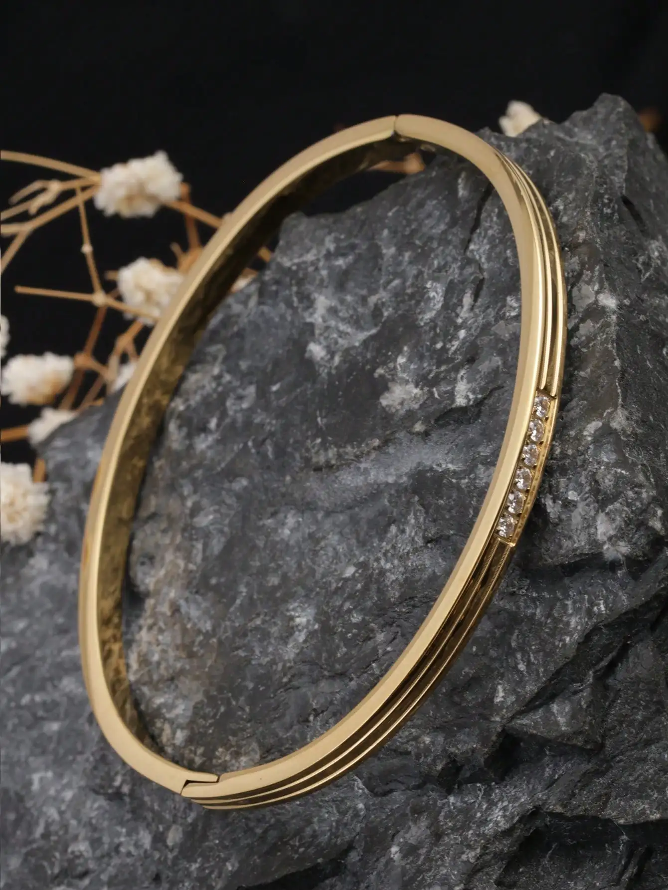 1 piece of creative European and American style stainless steel open bracelet with a textured shiny line design, micro-inlaid with rhinestones, 18K gold-plated clasp. It is light, luxurious, elegant, trendy, and fashionable, suitable for women to wear daily for work, commuting, outings, and photo shoots. It makes a great gift for a girlfriend or as a present