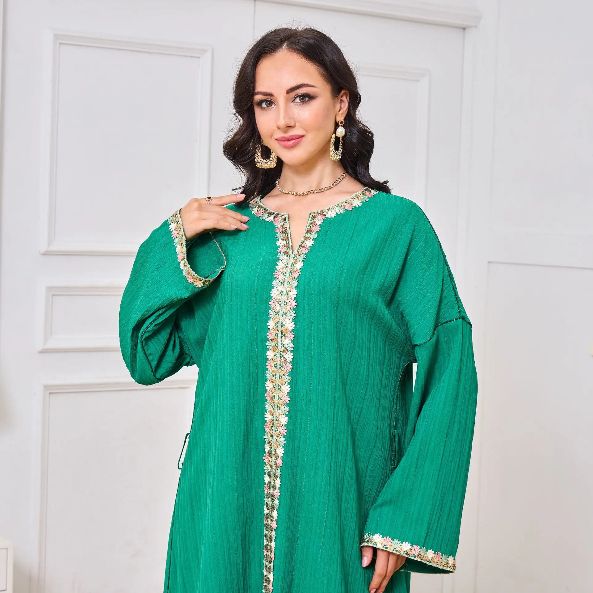 Abito musulmano lungo da donna per il commercio elettronico del Medio Oriente Nuovo abito con temperamento Dubai ricamato con estremità divisa Abbigliamento esotico