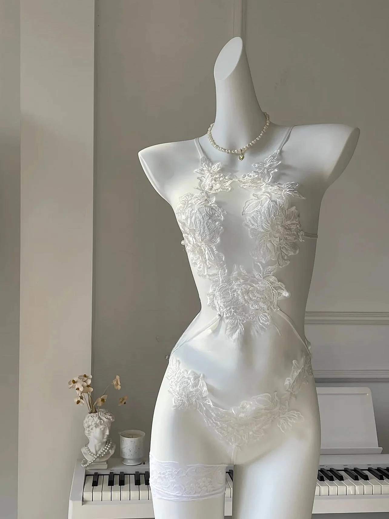 Sexy White Petal Lace Bra Set See tough Tee Point Strap Onesie Underwear Fene Flirtatious Pure Color Commute Sle