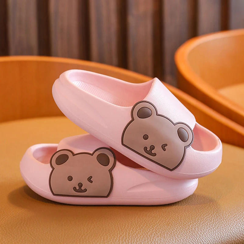 Zapatillas de oso de dibujos animados para niños y niñas, zapatos de playa antideslizantes de suela gruesa, chanclas cómodas suaves de EVA, zapatillas de baño para interiores, Verano