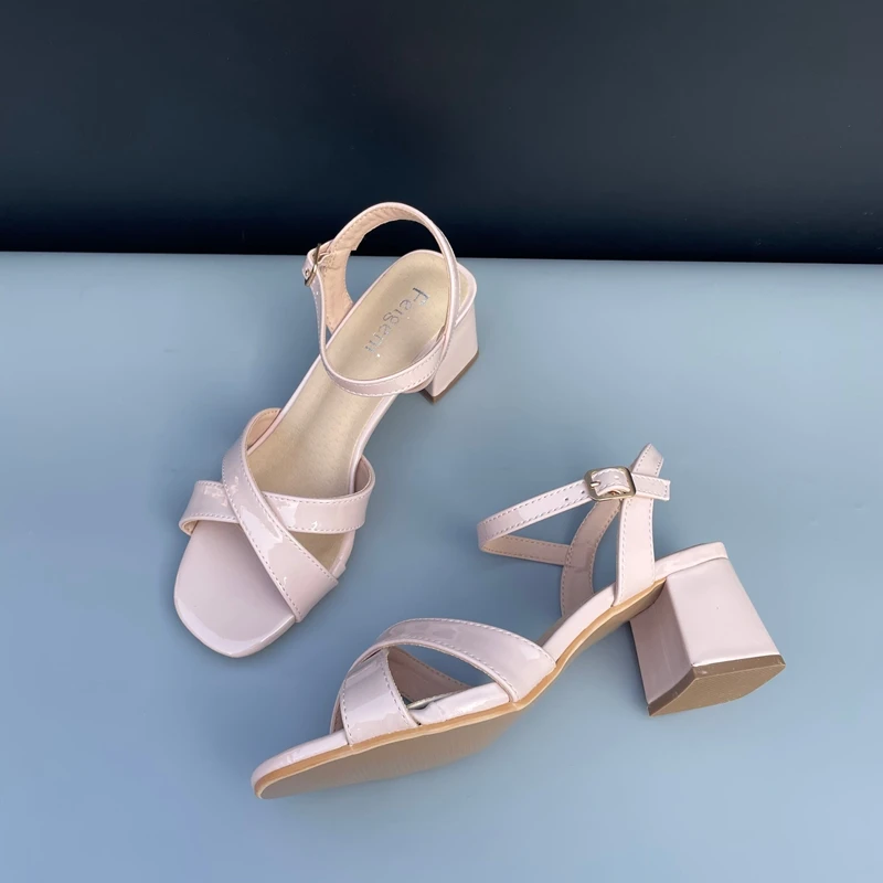 

2025 New Women's Faion Sandals Medium Heel Ladies Patent Leather Bule Thi Heel Sandals Casual Wear Summer Season