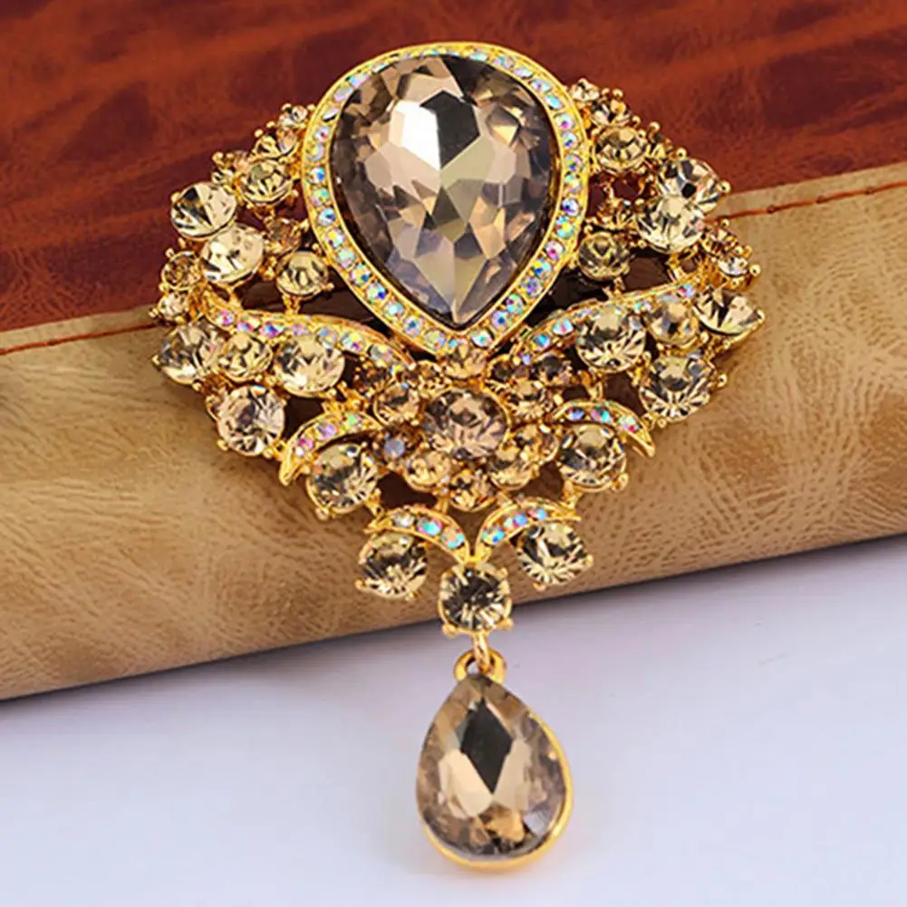 Elegant Luxury Brooch Women Rhinestone Pendant Flower Pattern Brooch Wedding Alloy Glass Inlaid Brooch Retro