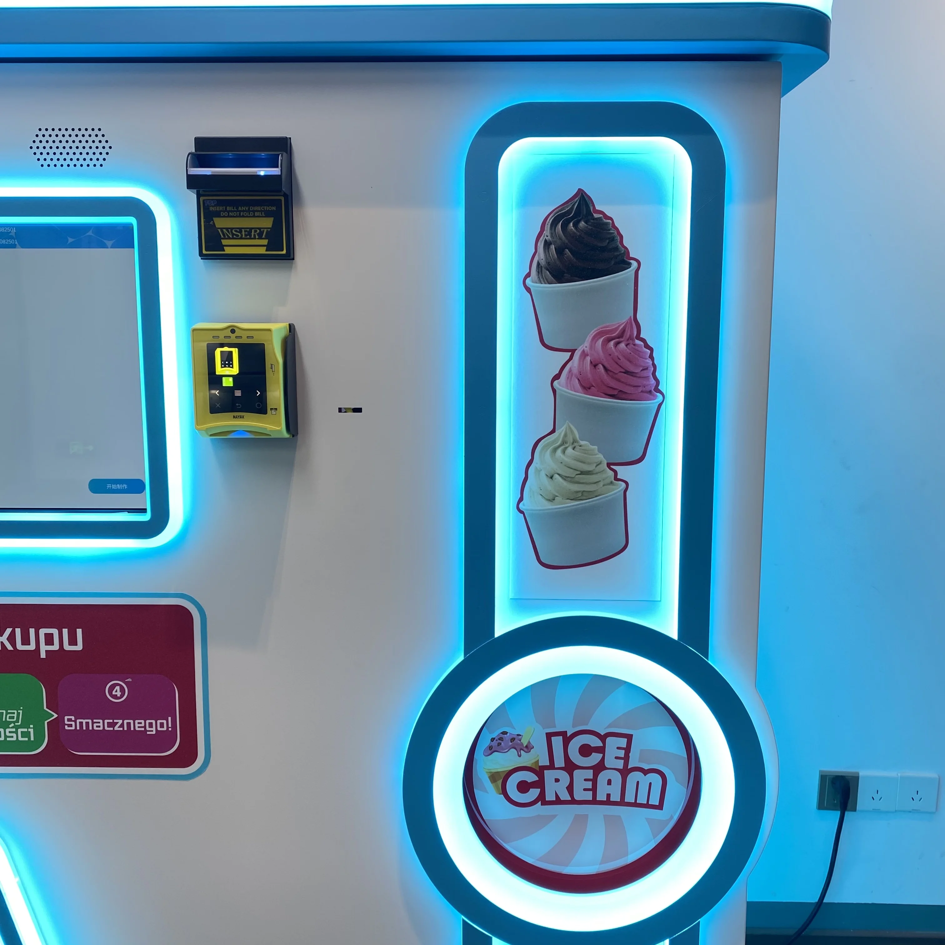 FOODLINE Custom Spraying Color Ice Cream Vending Machine Independent Freezing Compartments Multiple Flavors Storage