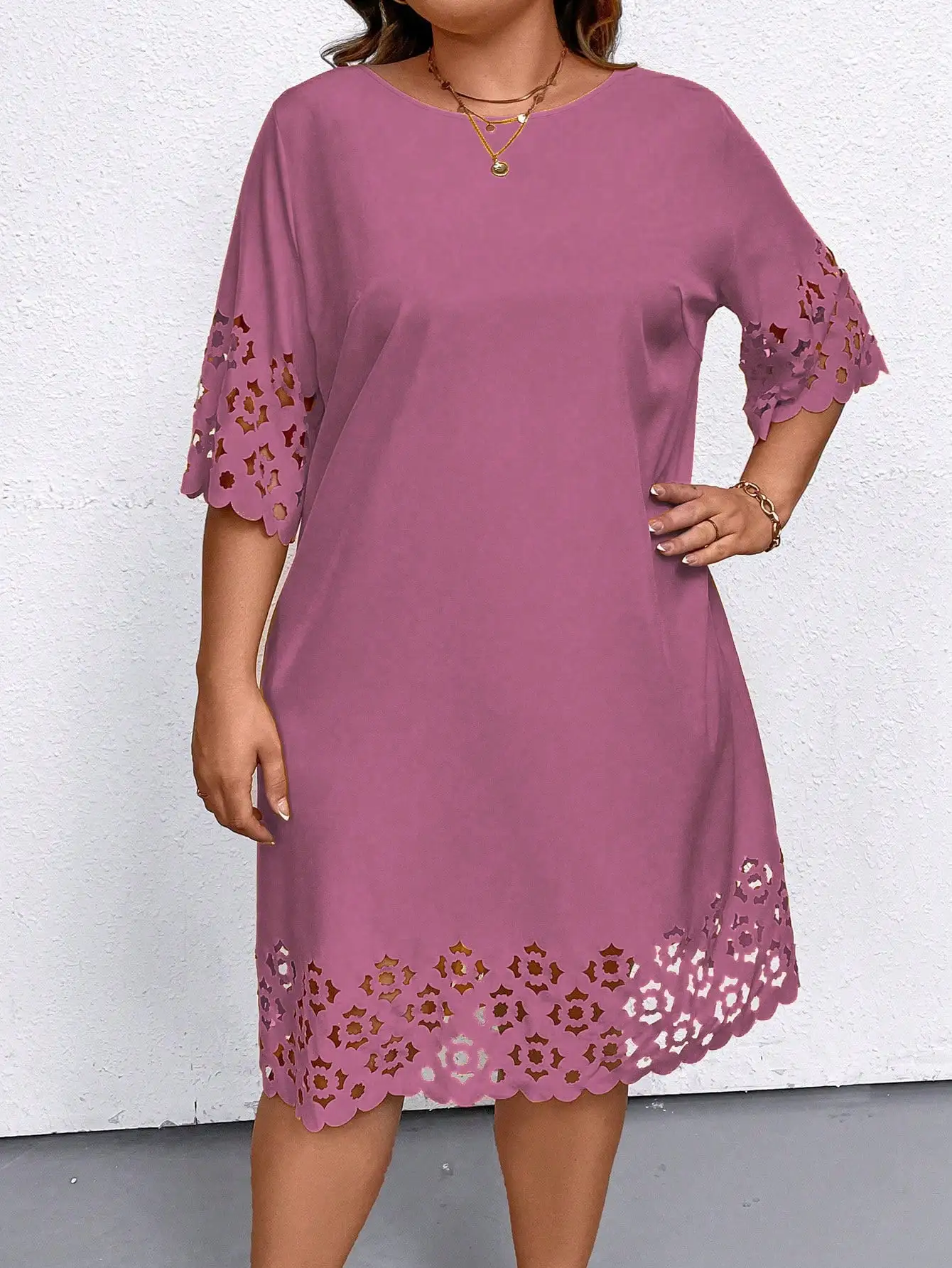 

Платье больших размеров однотонного цвета с короткими рукавами и вырезами