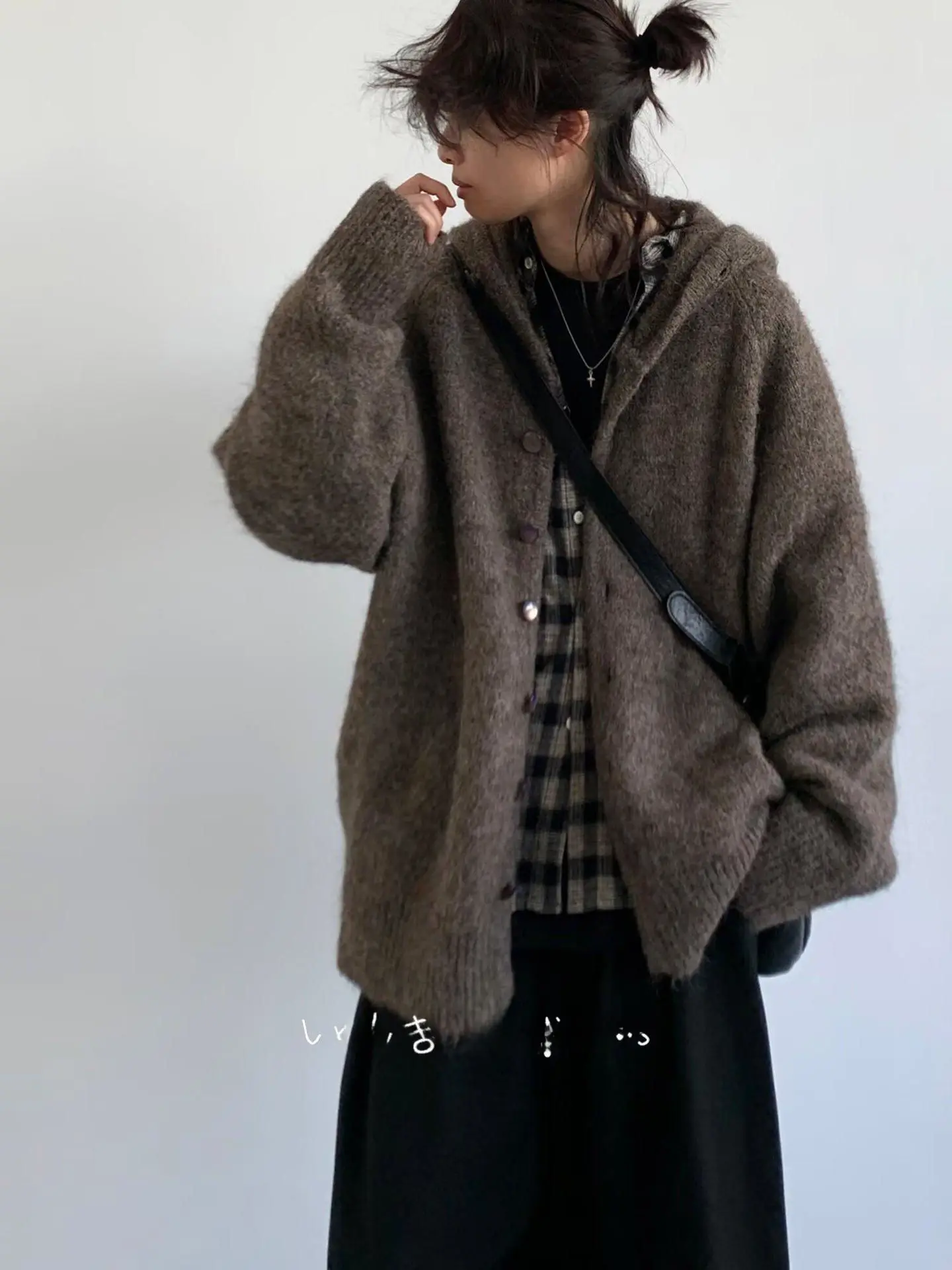 

Женские удлиненные кардиганы розового цвета для осени: вязаные крючком, с капюшоном, в уличном стиле, жаккардовые, с широким воротником, для многослойных образов