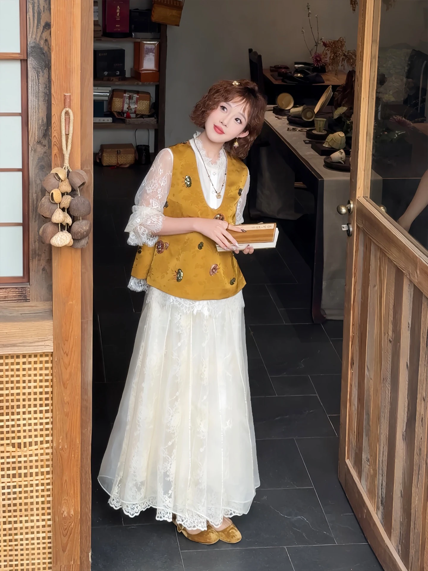 

Женский модный топ-жилет Yolo с вышивкой на воротнике, весна-лето, из легкого атласа, с U-образным вырезом, универсальный, стандартный крой