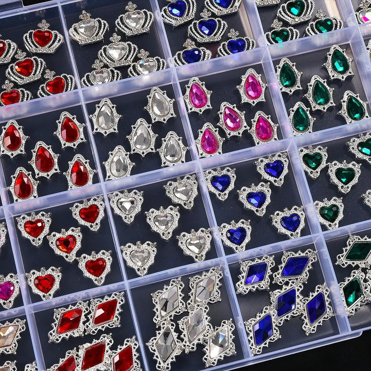 การตกแต่งเล็บ Rhinestone ระยิบระยับในมงกุฎเงินและรูปทรงหยดน้ําสําหรับเล็บ DIY