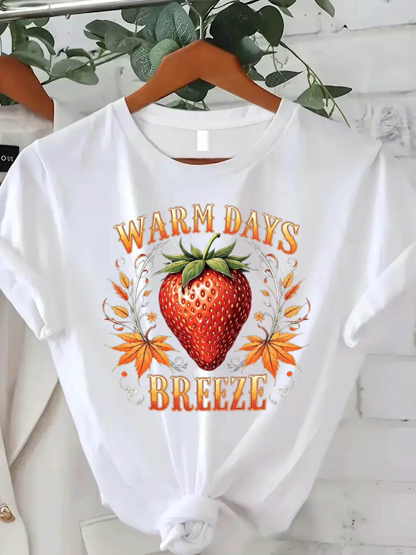 

Удобная женская футболка с принтом "Осенняя клубничная футболка с рисунком "Warm Days Breeze" для женщин"