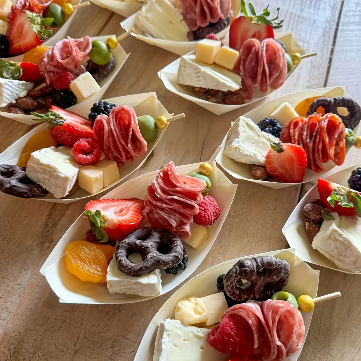 25/50 bandejas desechables para servir, bandejas de madera en forma de barco, platos para aperitivos, platos decorativos para picnic, platos para postres, disponibles en varios tamaños, no tóxicos, sin recubrimiento, vajilla hermosa y elegante, uso multipropósito, adecuadas para aperitivos, bocadillos, sushi, postres, fideos, ideales para eventos de catering, reuniones al aire libre, entretenimiento familiar, etc.