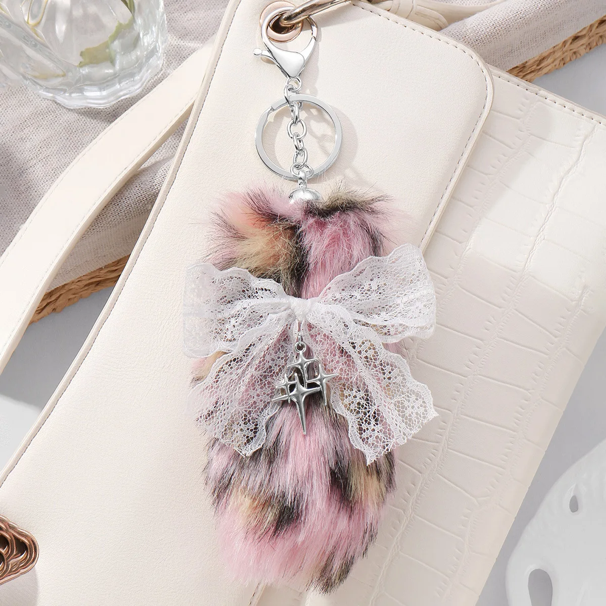 1pc Y2K-Style Sweet-Yet-Edgy Retro Keychain/Bag Charm Featuring a Multi-Colored Leopard-Print Plush Tail, a Bow, and a Star.