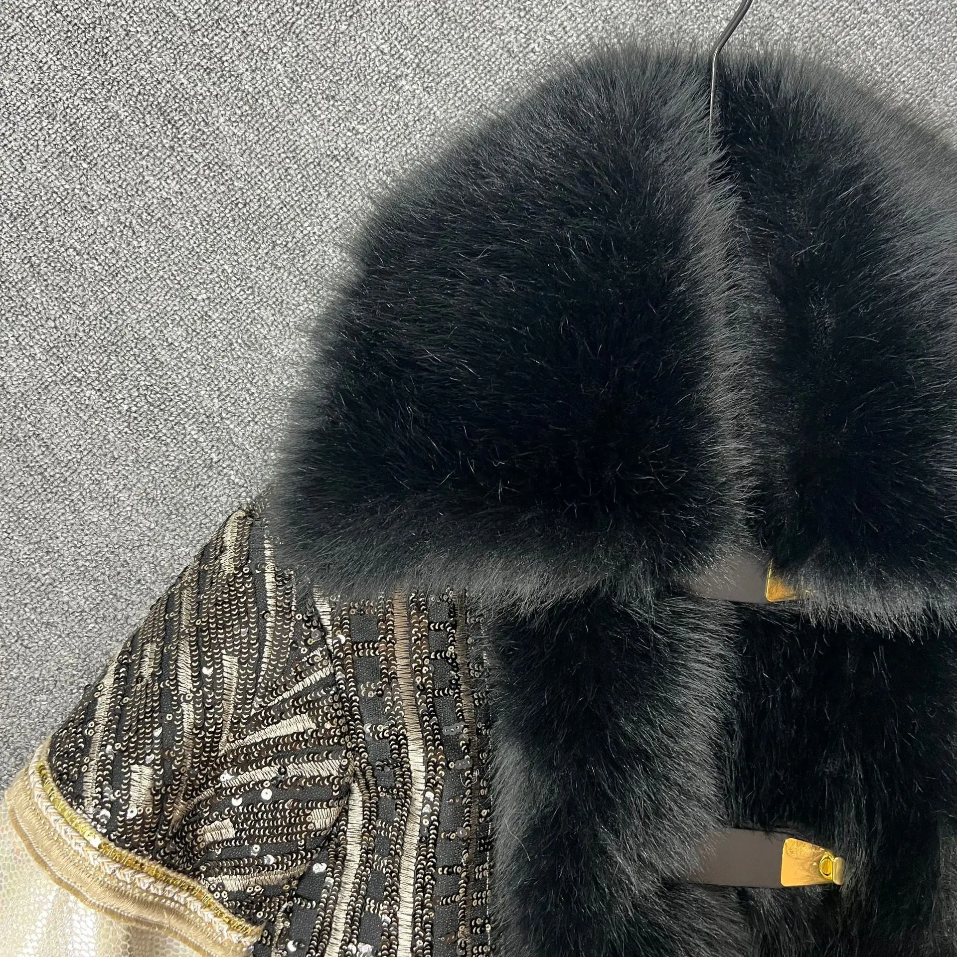 2025 خريف شتاء جديد فو الثعلب معطف الفرو المألوف أنيق النسخة الكورية الثقيلة الترتر العصرية سترة نسائية معطف فروي