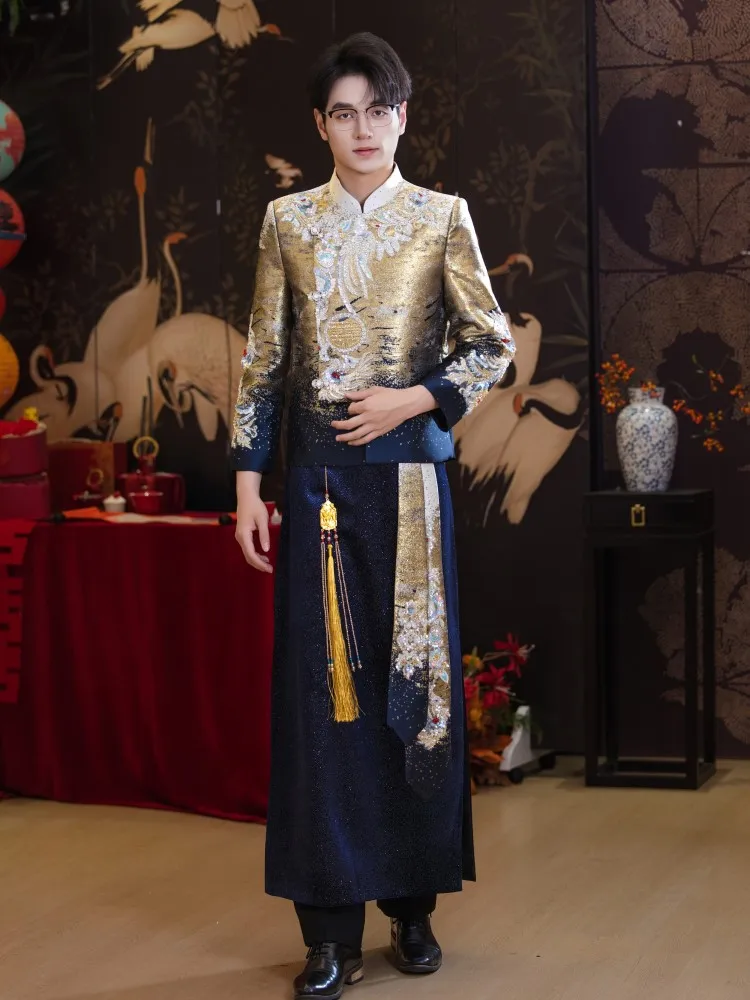 

The new Chinese-style wedding dress for men Hanfu and dragon phoenix jackets is designed to pick up their brides