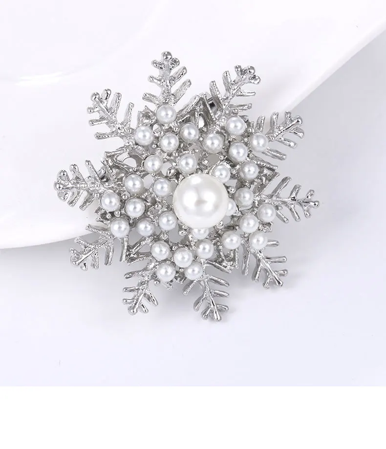 Snowflake pearl brooch, stylish and elegant. With rhinestones, it has an elegant touch. V-neck design for a unique look. A versa