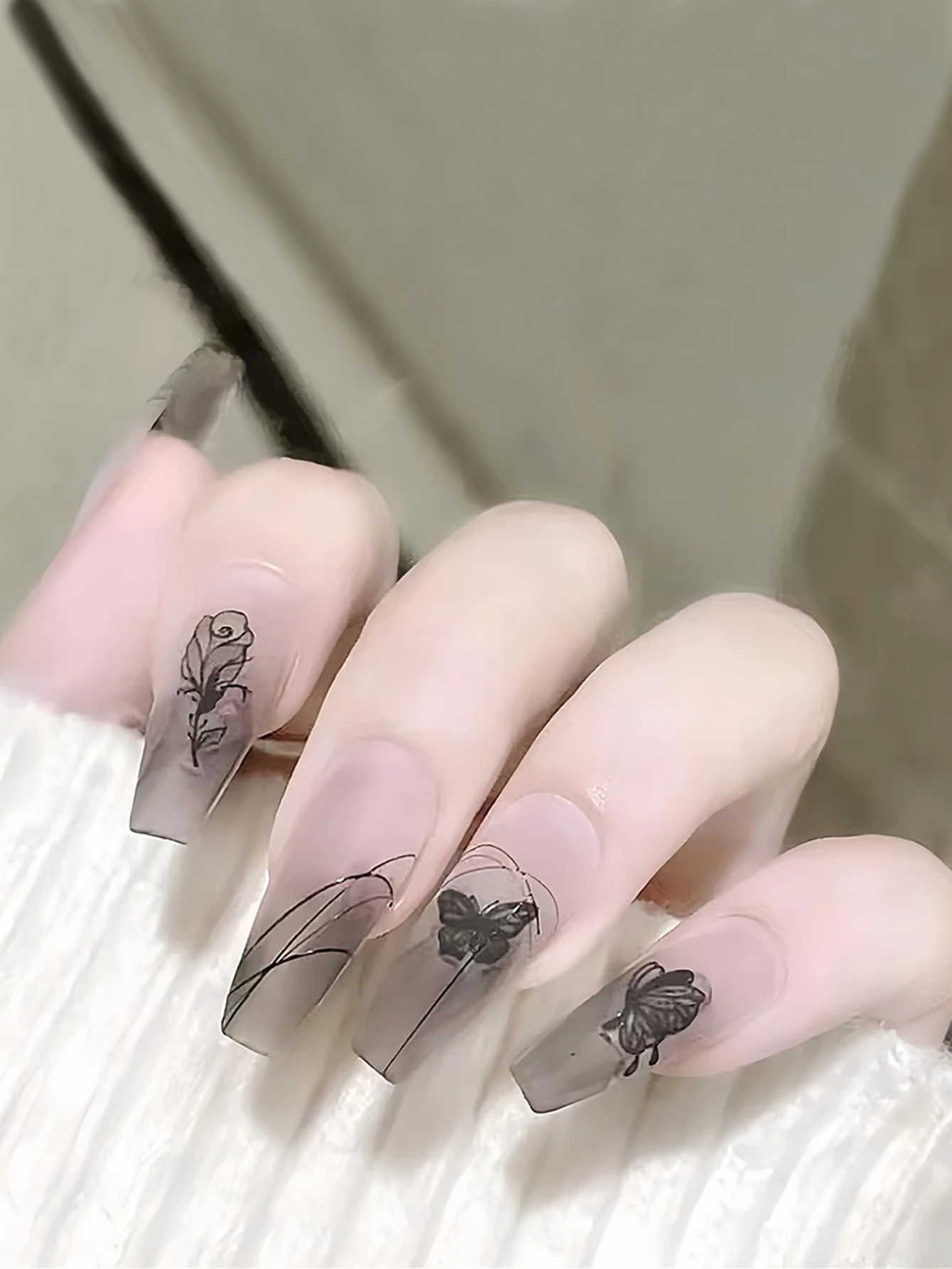 24 Stück Sargnägel, rein schwarze Nägel, verziert mit Kirschblüten, aufhellendes Nagelkunst-Set mit abnehmbaren künstlichen Nägeln für Festiva – Detail 3