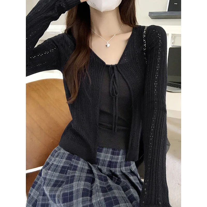 Hollow-out z długim rękawem Sun Knit Cardigan Women Early Autumn Outside with A Small Halter Vest Short Shawl Small Coat