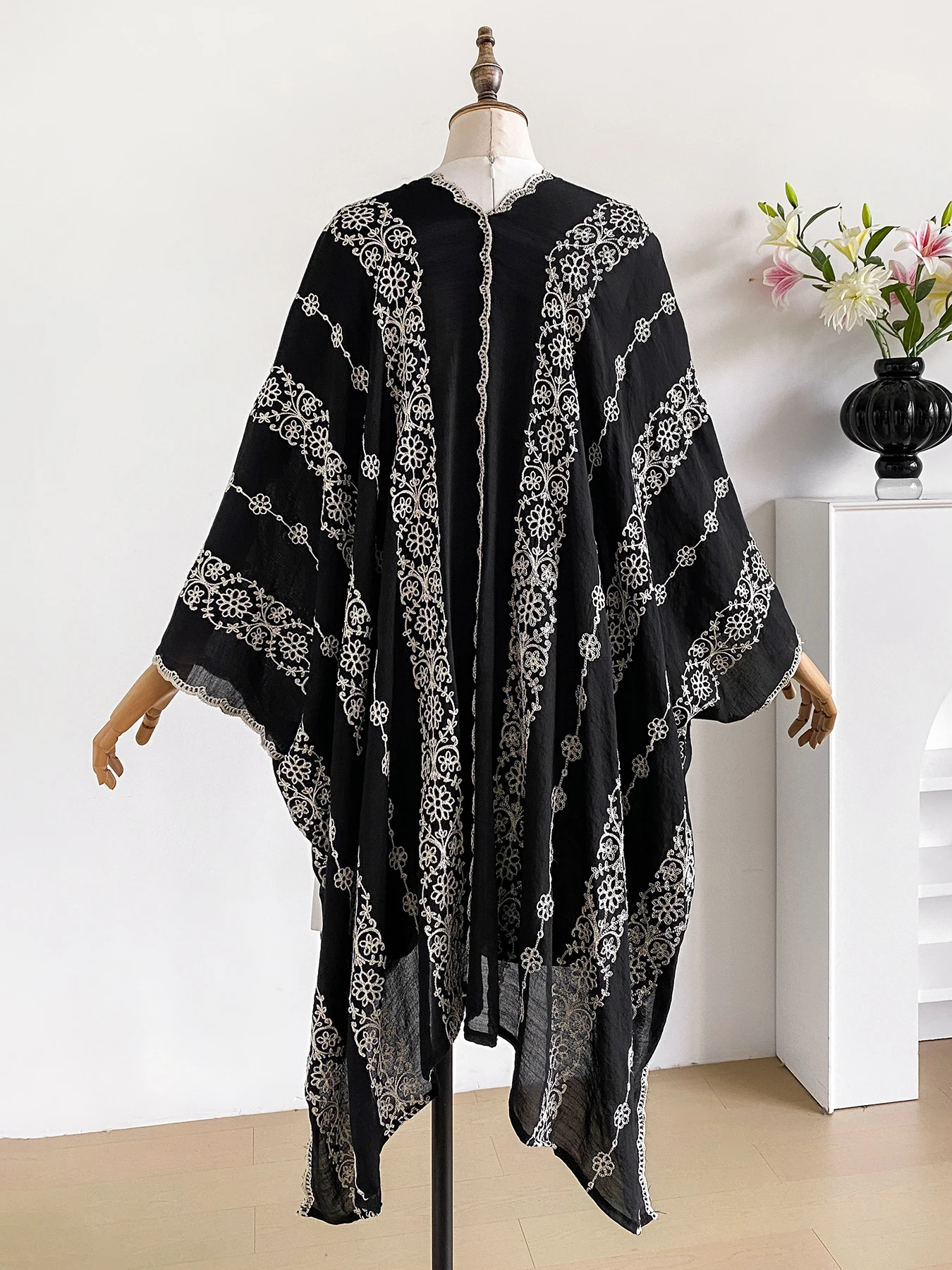 Vintage Bohemian Floral Stitch Poncho Cape, Scalloped Lace Edge Loose Shawl, Ladies Light Cover‑Up for Vacation Casual Outfits