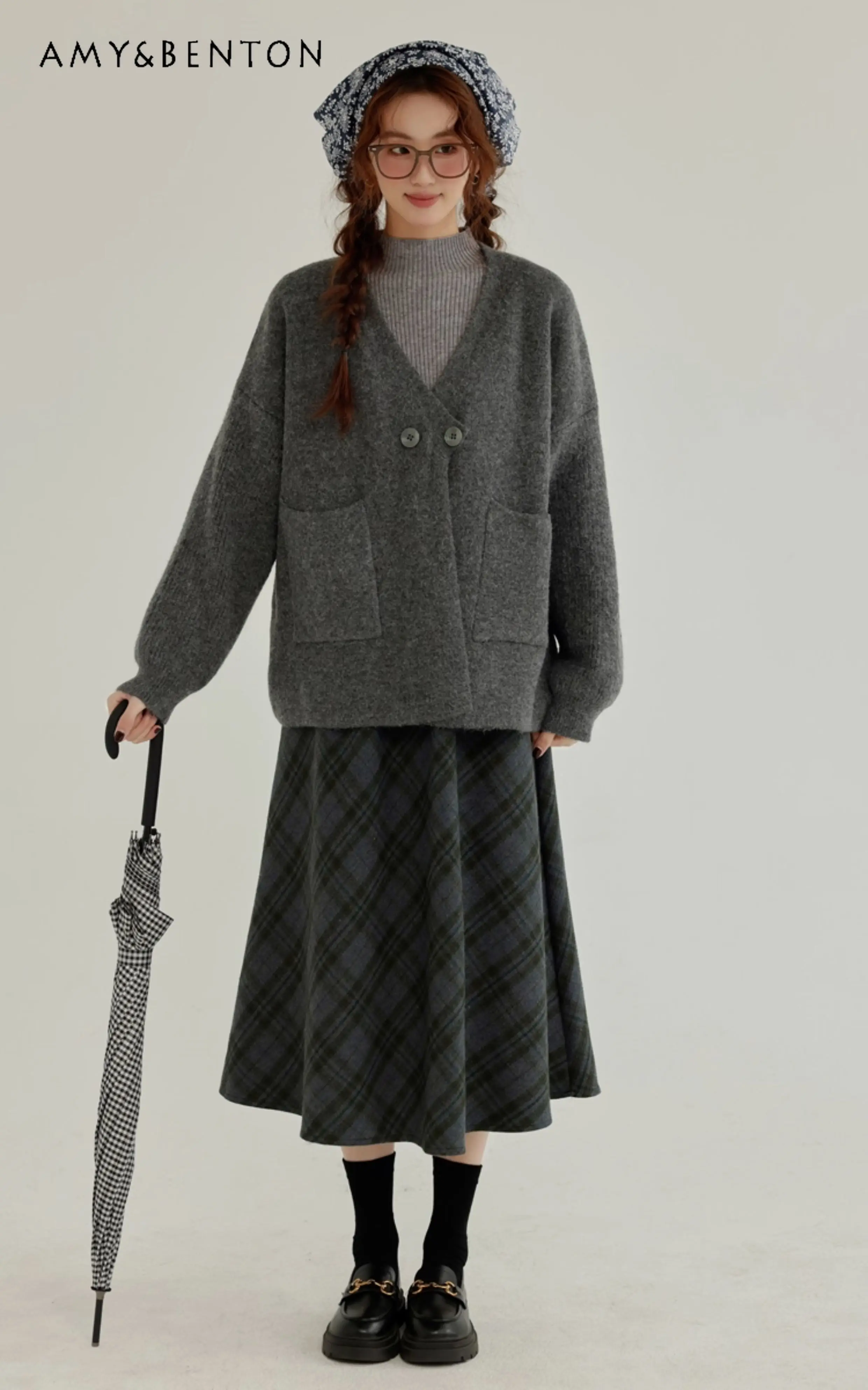 

Осень-зима 2025: серая вязаная куртка-свитер в литературном стиле с v-образным вырезом, универсальная мягкая серая тонкая базовая рубашка, клетчатая юбка с высокой талией