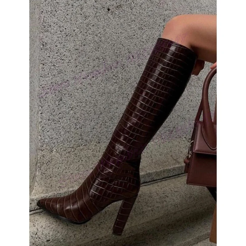 Botas altas de pele de crocodilo marrom, sapatos de bico fino para mulheres, salto alto grosso, sapatos de festa sexy, 2025 zapatos para mujere