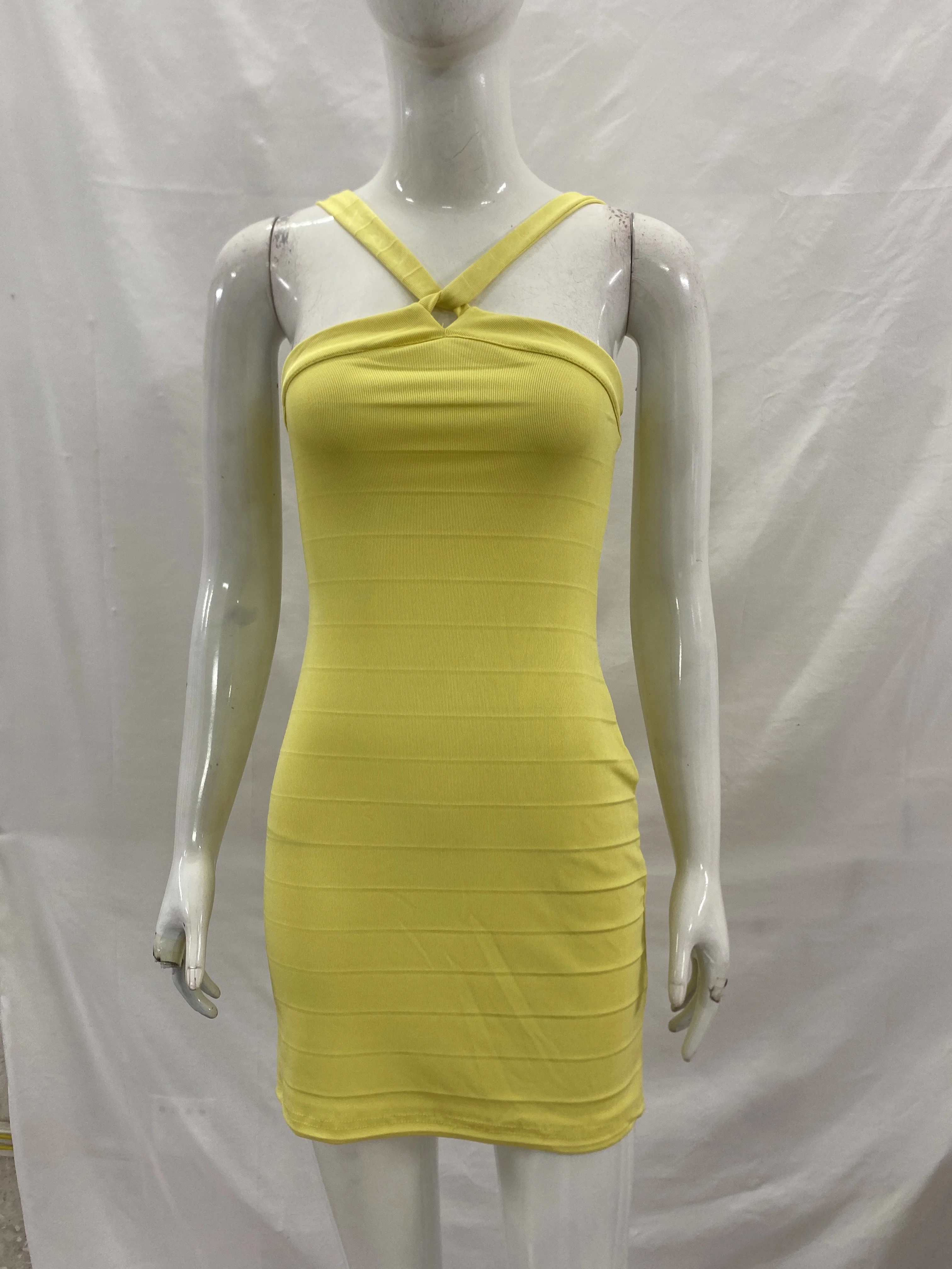 Sommermode, einfarbiges Kleid mit Bandagen-Design, Neckholder, freiliegender Rücken, schmal geschnitten, hüftumschmeichelnd, sexy. – Detail 5