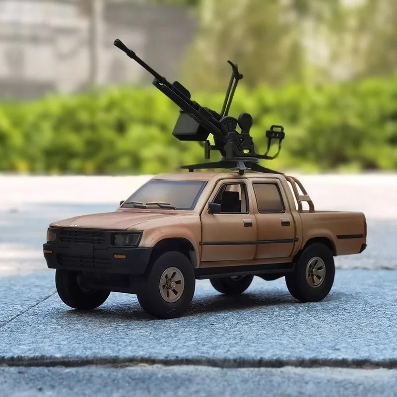 New 1:32 HiLux Carrying Machine Guns Alloy Model Car Toy Diecasts Metal Casting Sound and Light Car Toys For Children Vehicle