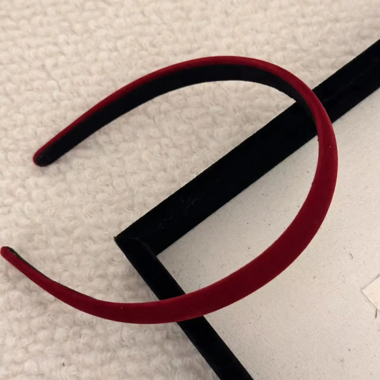 2 Stück europäisches und amerikanisches rotes schwarzes Samt-Stirnband für Damen und Mädchen, elegantes Haarband für Urlaub, Party, Haarschmuck – Detail 9