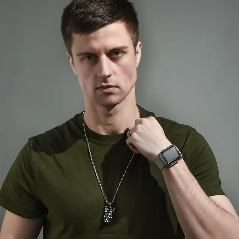 Una nuovissima collana King Skull Man di tendenza della moda retrò, un pendente hip-hop personale in stile punk