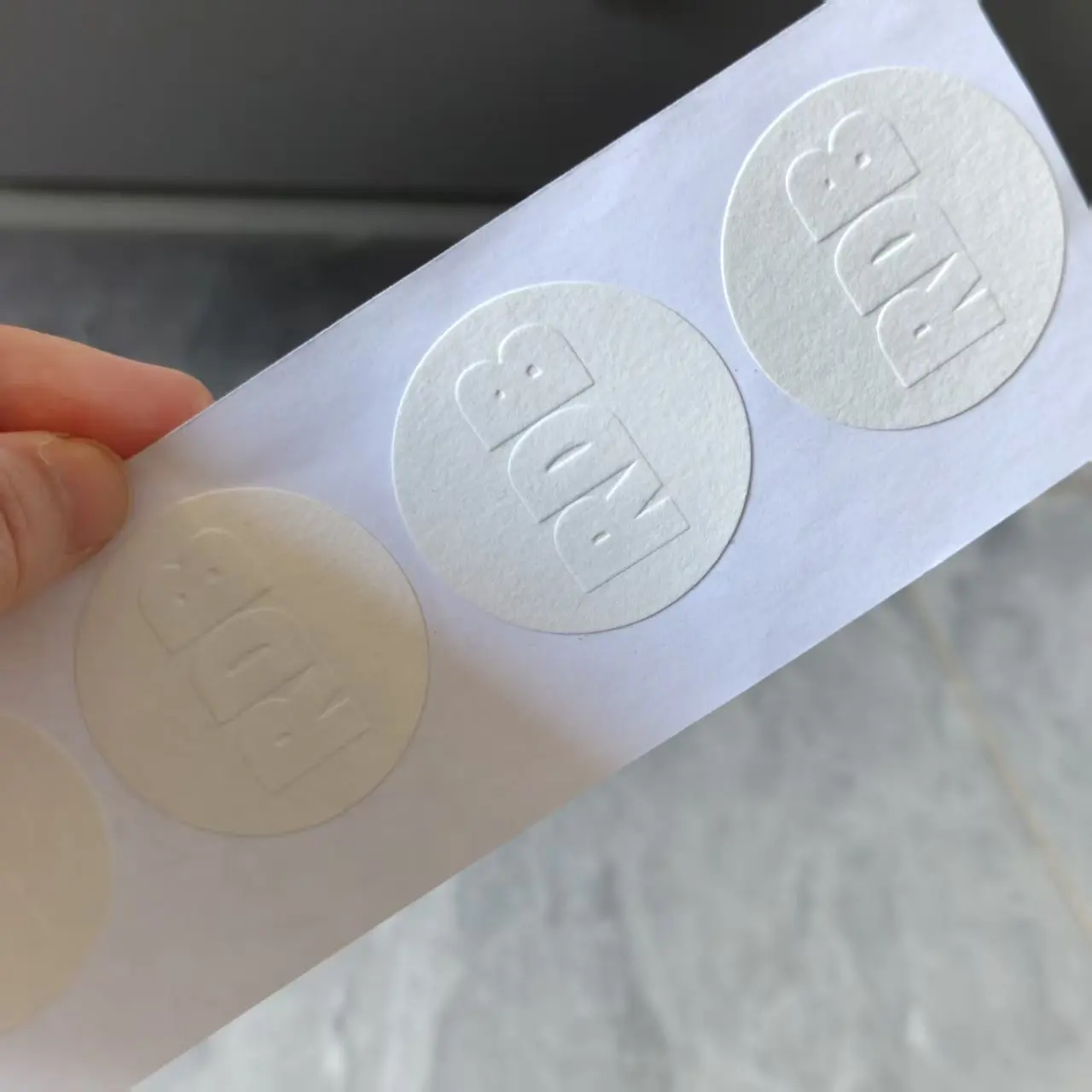 200PCS Customized self-adhesive 3D embossed paper sticker labels for wine bottles, cosmetics, and brand packaging stickers