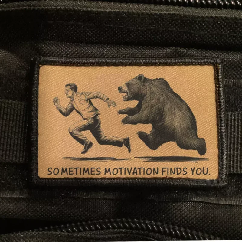 Manchmal Motivation Finds You Moral Taktischer Aufnäher Lustige bedruckte Klett-Aufnäher Militär ARMEE Abzeichen Armband Rucksack Sticke